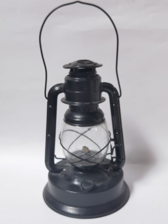 Hurricane Lantern Oil Lamp (1 of 4)