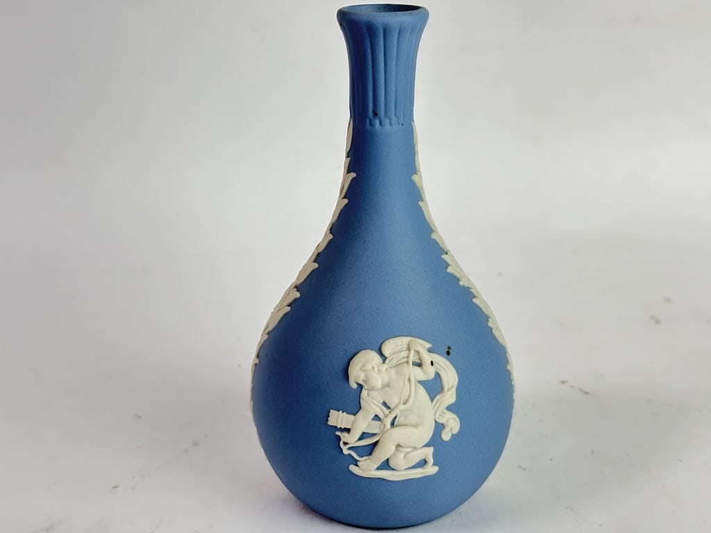 Vintage Wedgwood Jasperware Cherub Vase: Vintage Wedgwood Jasperware Cherub Vase, 5.5in