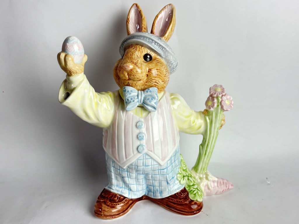 Vintage OCI 20OZ Porcelain Easter Bunny Gentleman: Vintage OCI 20OZ Porcelain Easter Bunny Gentleman Teapot, 10.75in by 9in