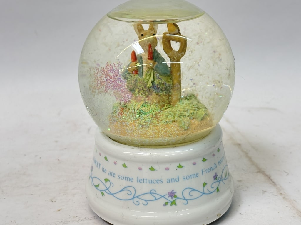 Vintage Schmid Beatrix Potter Peter Rabbit Snow Gl (1 of 4)