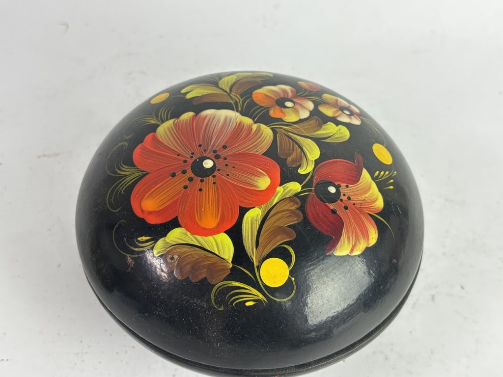 Russian Zhostovo Style Floral Lacquer Box: Russian Zhostovo Style Floral Lacquer Box, 5in by 3.25in