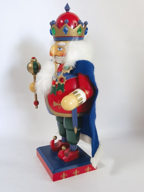 Oversized King Nutcracker with Cape - 2
