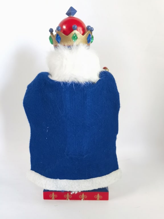 Oversized King Nutcracker with Cape - 3