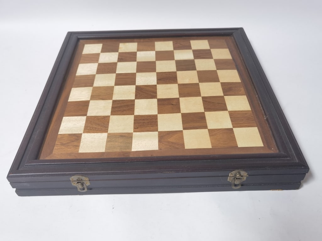 Folding Wooden Chess Set (1 of 5)