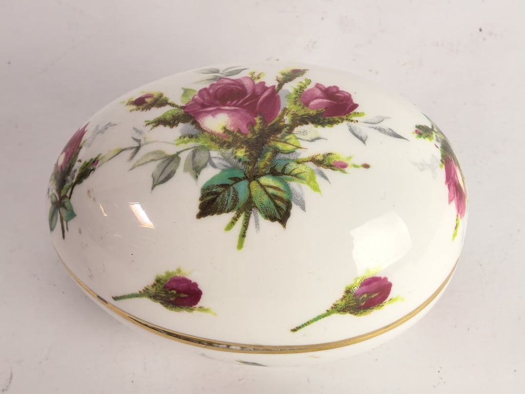 Hammersley Porcelain Grandmother's Rose Trinket: Hammersley Porcelain Grandmother's Rose Trinket Box, 4.5in by 3in by 3.5in