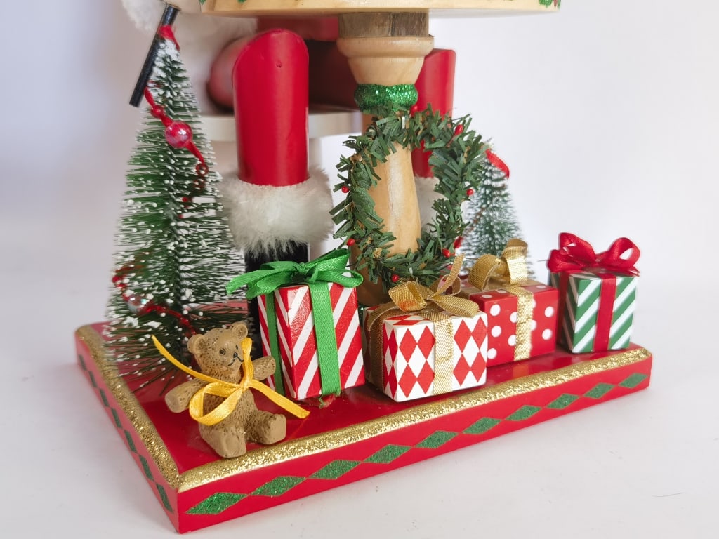 Santa’s Workshop Nutcracker Diorama - 4