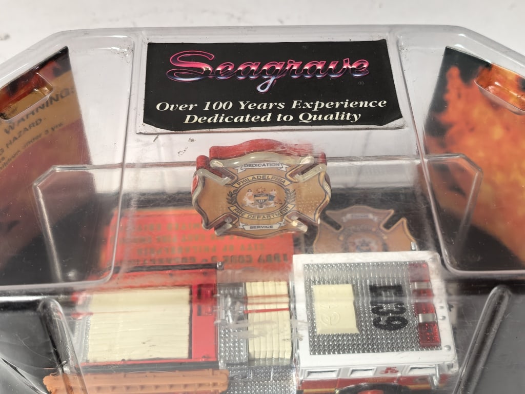Code 3 Collectibles 1/64 Fire Engine - Philadelphi - 3