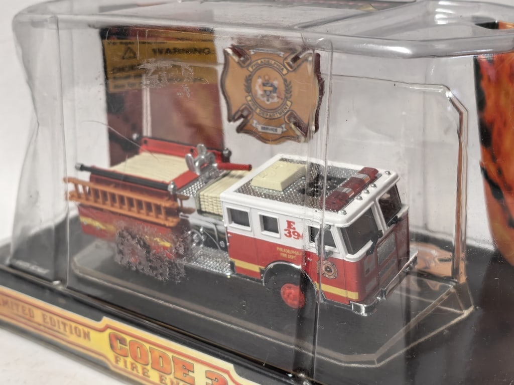 Code 3 Collectibles 1/64 Fire Engine - Philadelphi - 4