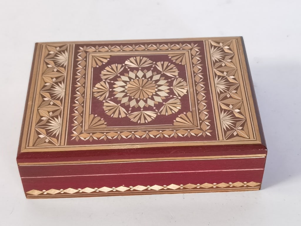Marquetry Straw-Inlay Geometric Jewelry Box: Marquetry Straw-Inlay Geometric Jewelry Box, 5in by 4in by 1.5in
