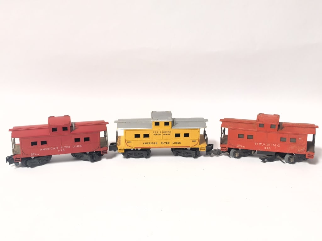 (3) Vintage American Flyer S-Gauge Cabooses (1 of 4)