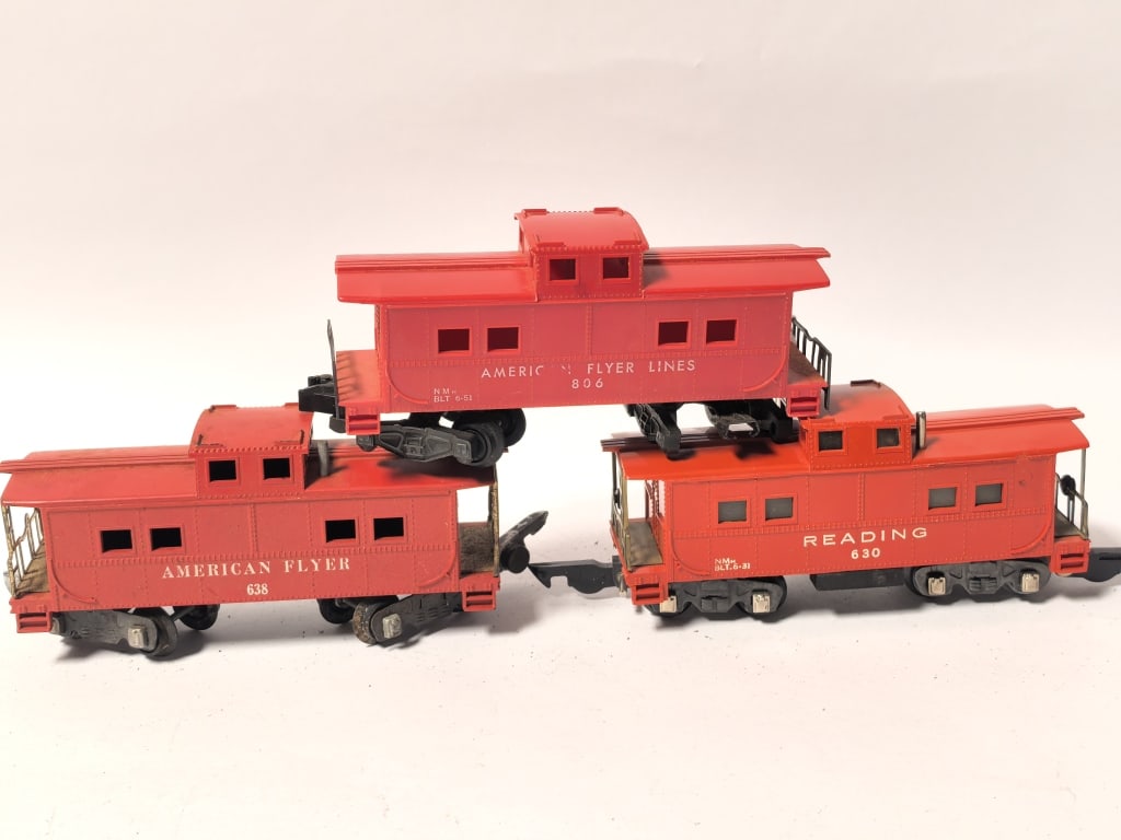 (3) Staggered American Flyer Red Cabooses (1 of 2)