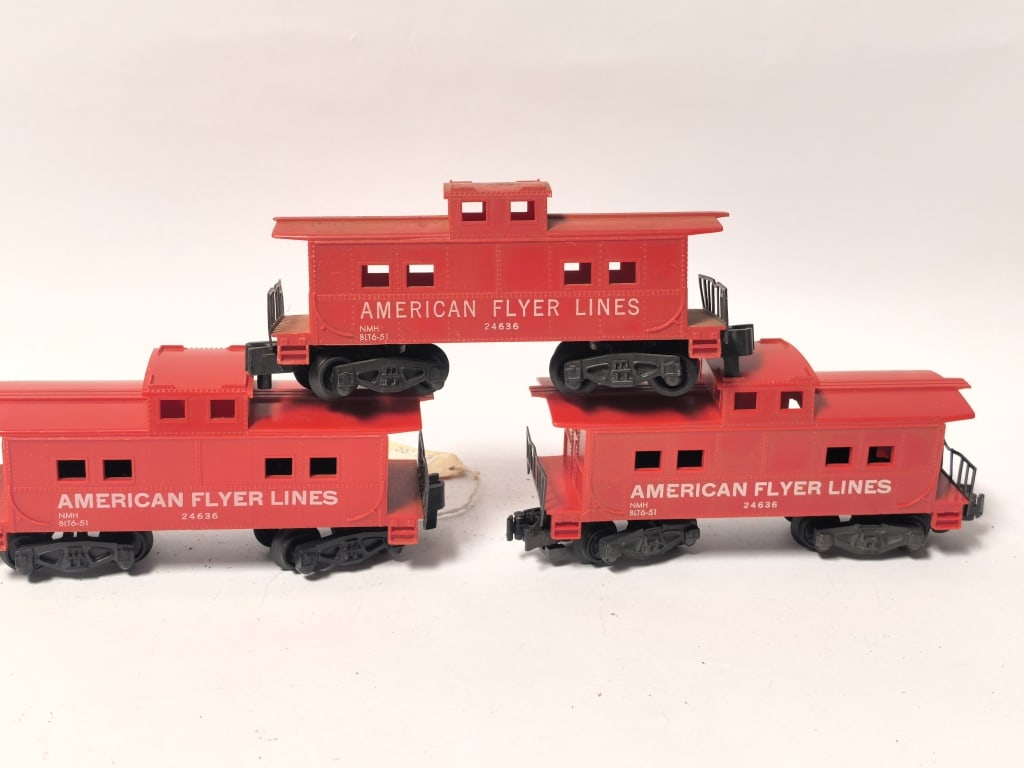 (3) Staggered American Flyer #24636 Red Cabooses: (3) Staggered American Flyer #24636 Red Cabooses, 5.75in by 3in by 1.75in