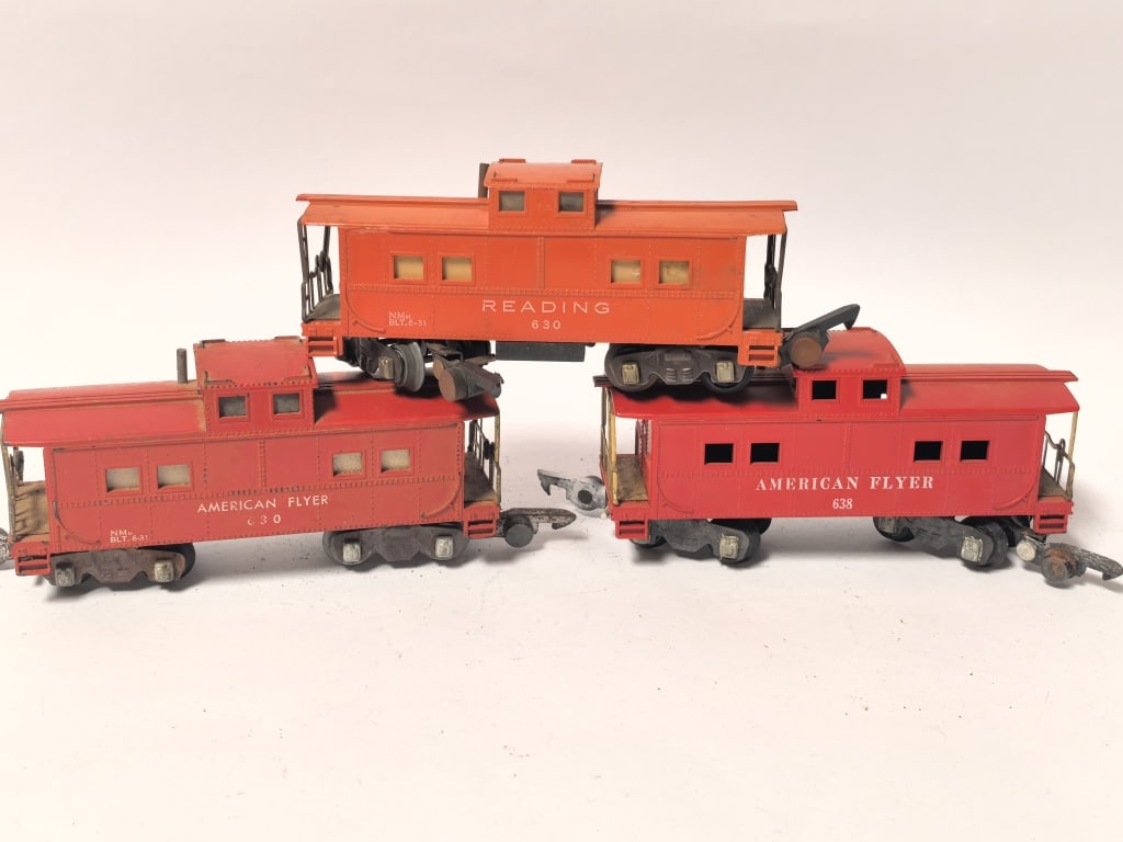 (3) American Flyer Red Cabooses (630 & 638): (3) American Flyer Red Cabooses (630 & 638), 5.5in by 2.75in by 1.75in