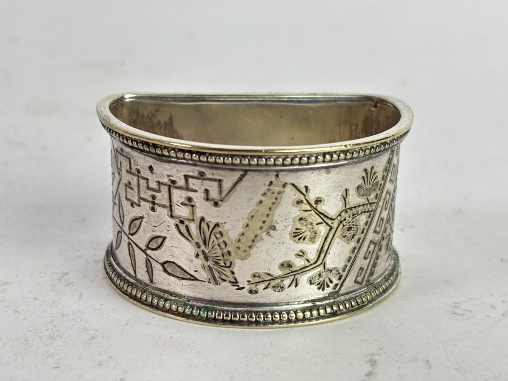 Antique English Silver-Plated Napkin Ring: Antique English Silver-Plated Napkin Ring, 2in by 1in