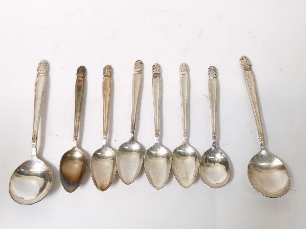 (8) Vintage Holmes & Edwards Silver Plated Spoons: (8) Vintage Holmes & Edwards Silver Plated Spoons, 7in