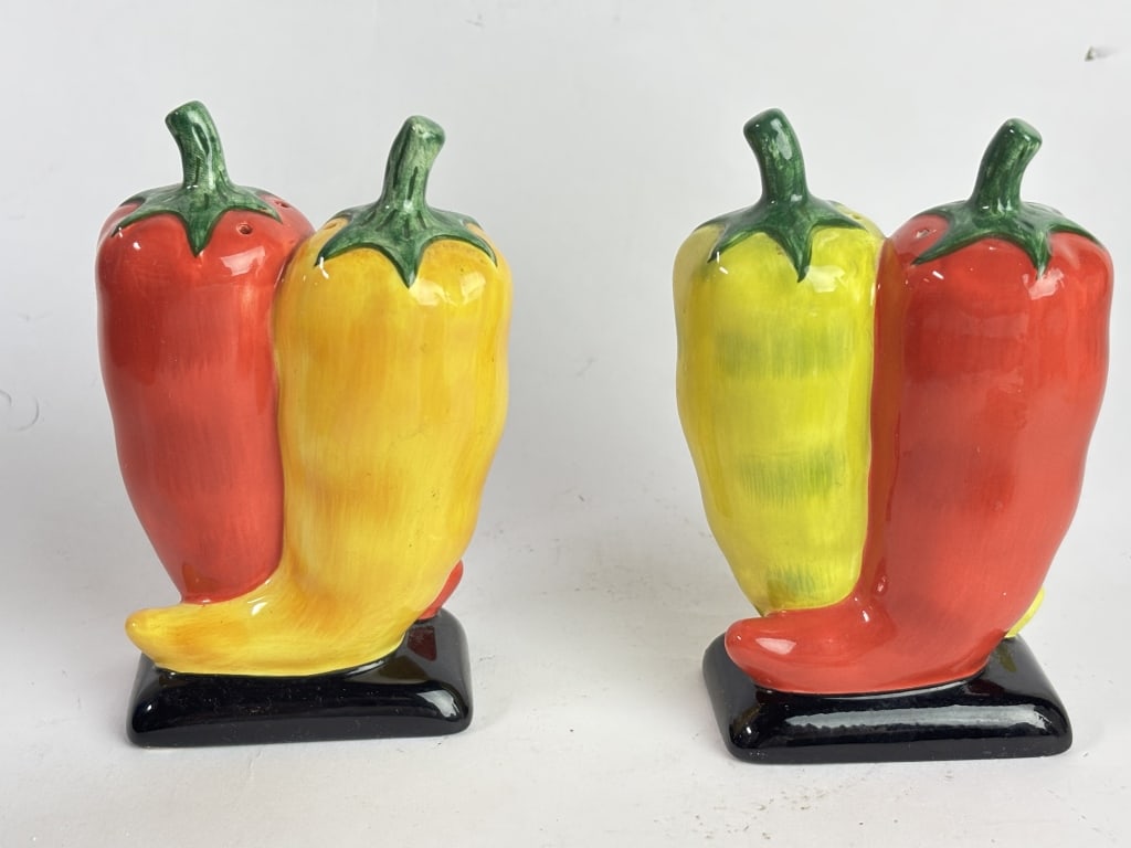 Vintage Interlocking Chili Pepper Salt and Pepper (1 of 5)