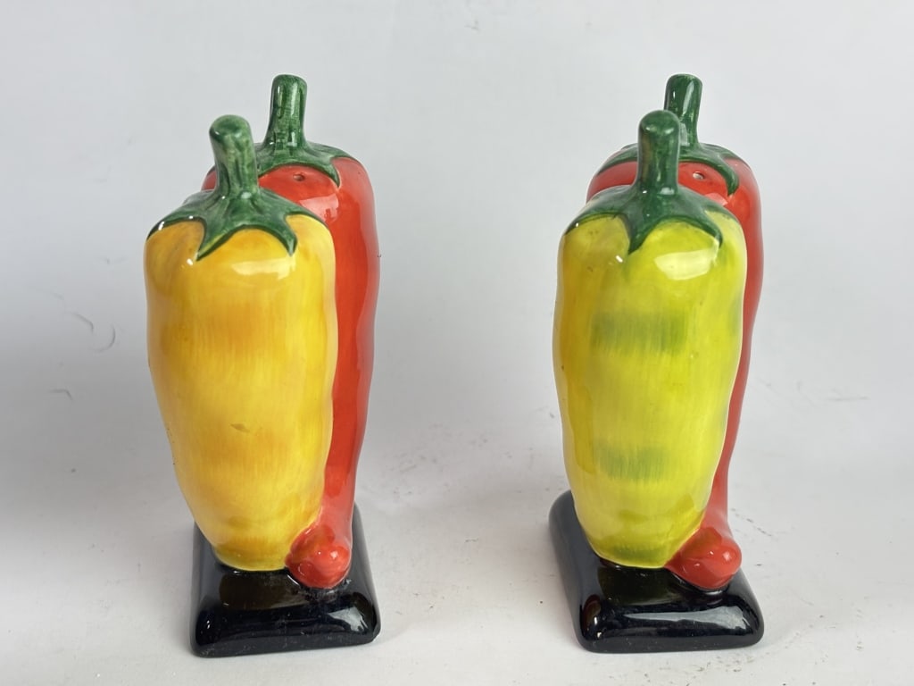 Vintage Interlocking Chili Pepper Salt and Pepper - 2