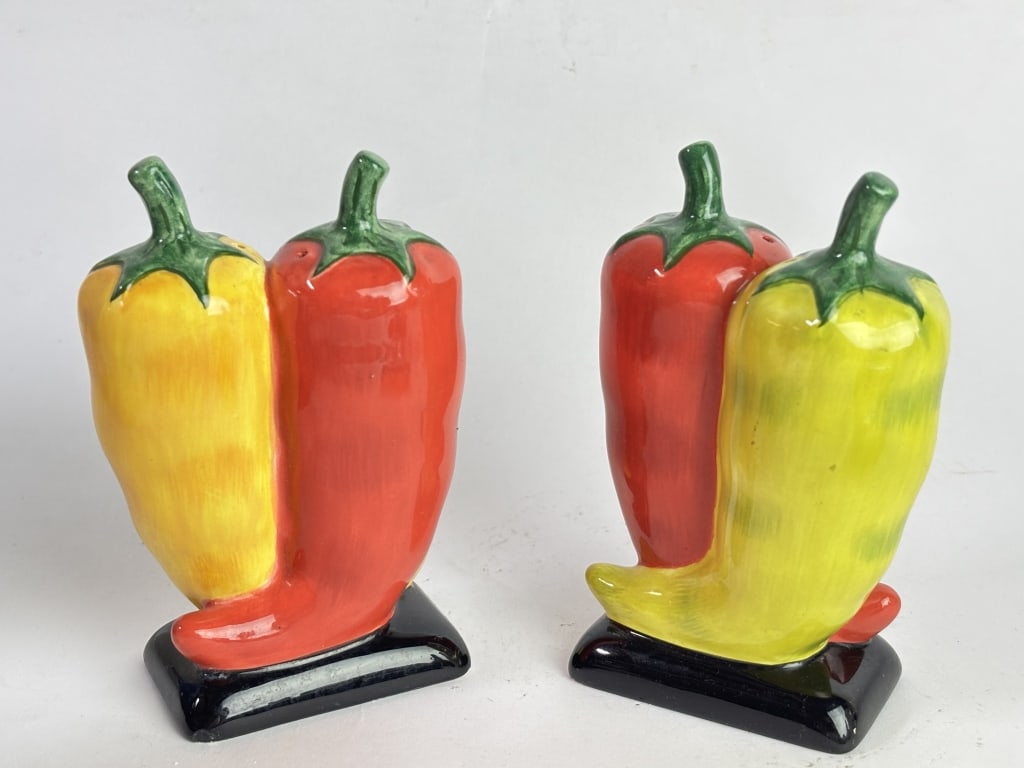 Vintage Interlocking Chili Pepper Salt and Pepper - 3