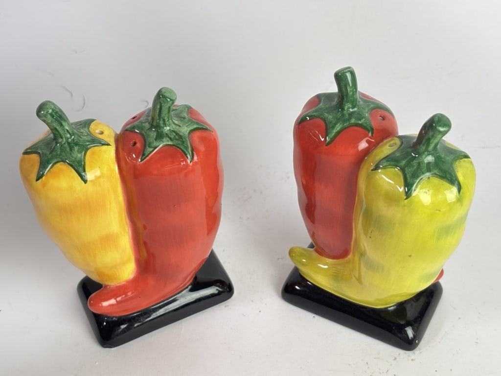 Vintage Interlocking Chili Pepper Salt and Pepper - 4
