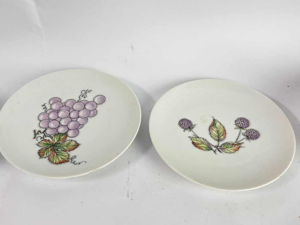 (2) Vintage Schumann Bavaria Fruit Plates: (2) Vintage Schumann Bavaria Fruit Plates, 7.5in