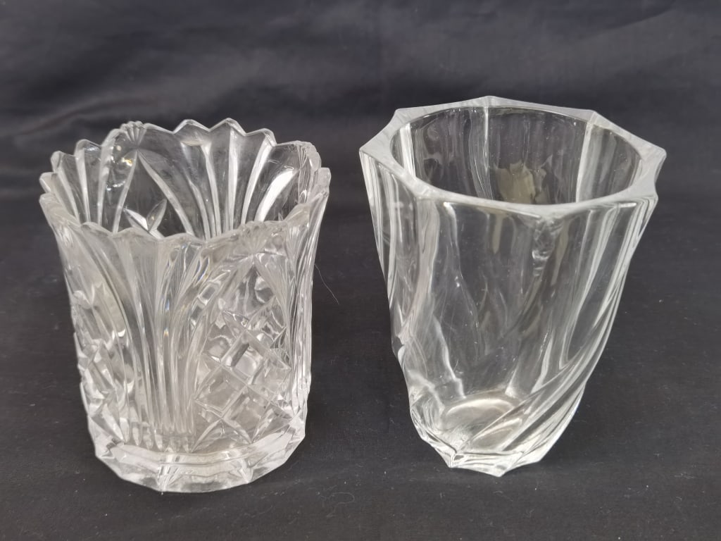 (2) Vintage Glass Flower Vases: (2) Vintage Glass Flower Vases, 5in