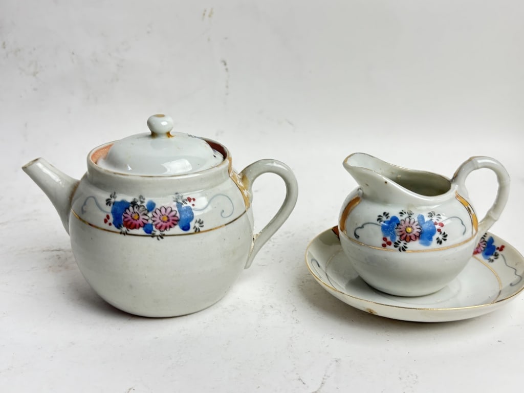 Set of Vintage Japanese Porcelain Wares: Set of Vintage Japanese Porcelain Wares, 5.25in by 3.75in