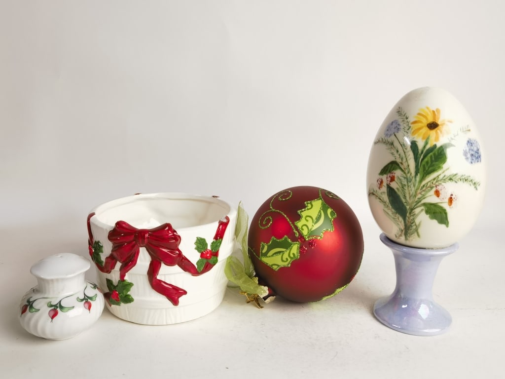 Group of Small Porcelain Table Decors (1 of 3)