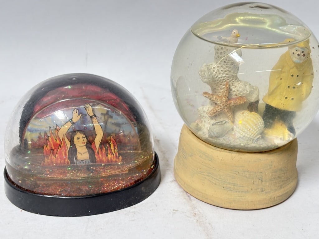 (2) Vintage Snow Globes: (2) Vintage Snow Globes, 4.75in