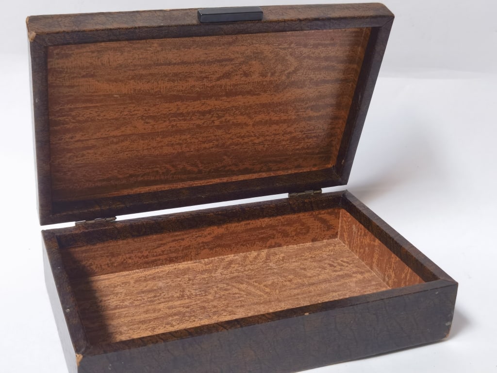 Vintage Textured Presentation Case - 3