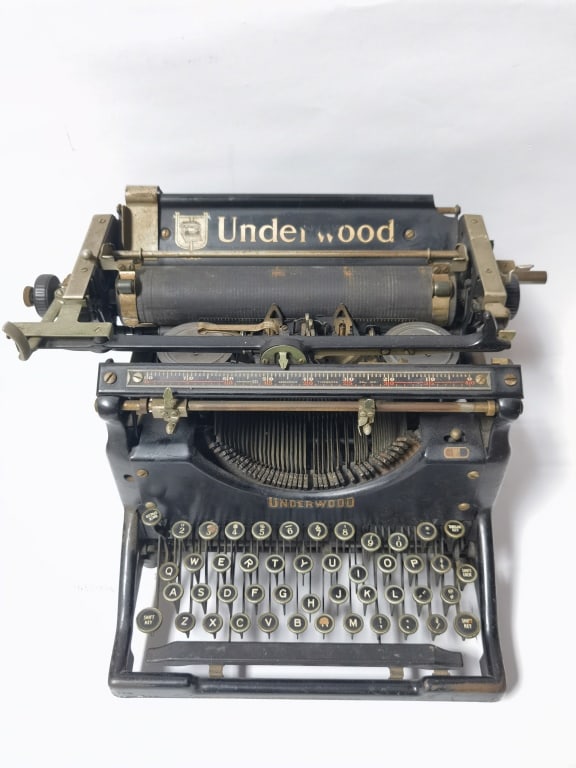 Vintage Underwood Typewriter (1 of 10)