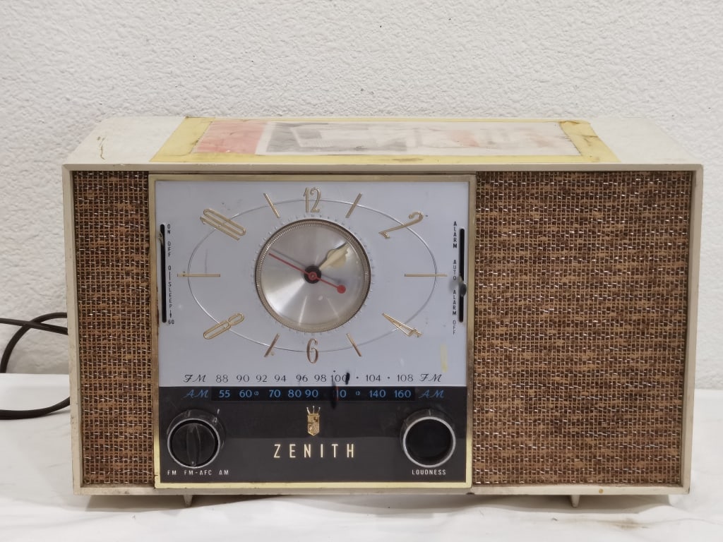 Mid-Century Zenith AM/FM Clock Radio (1 of 7)