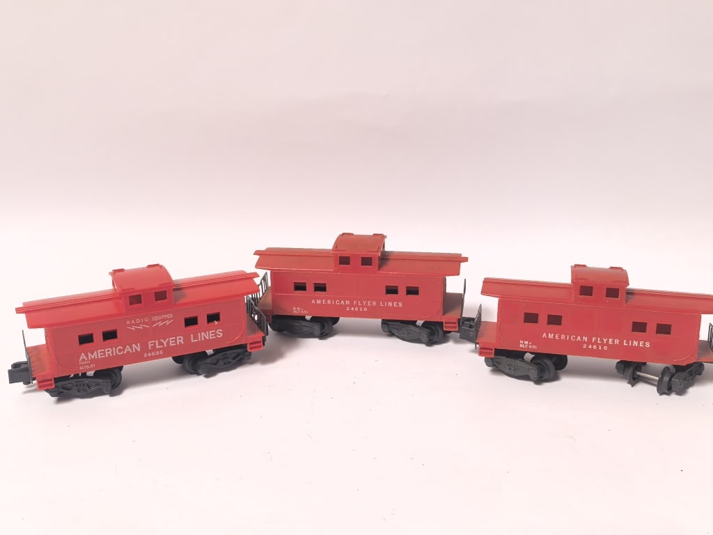 (3) American Flyer Red Cabooses (24610 & 24636): (3) American Flyer Red Cabooses (24610 & 24636), 6.5in by 3in by 1.75in