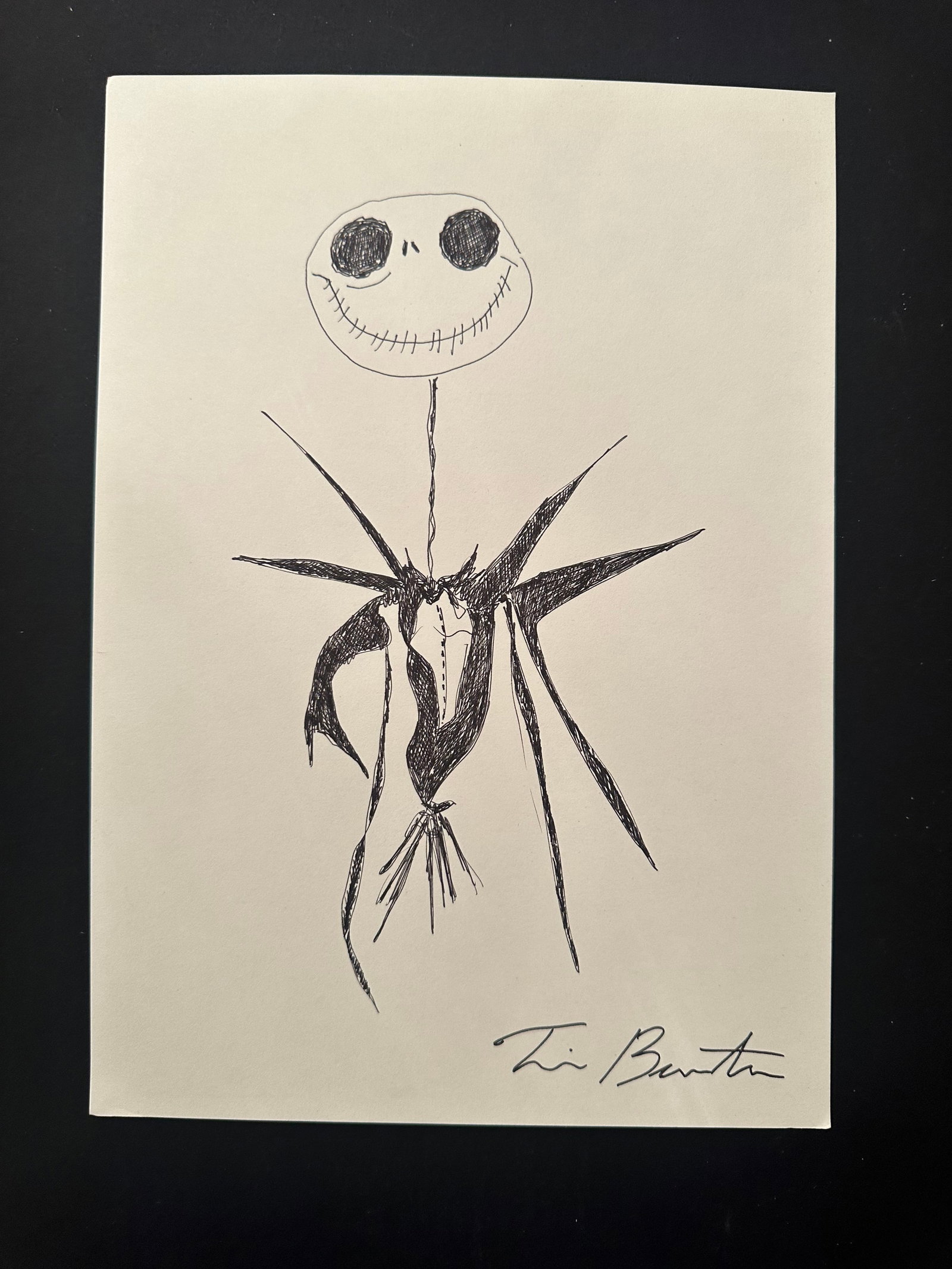 Tim Burton (D’après): Dessin au stylo sur papier. Porte une signature en bas à droite. 29 x 21 cm