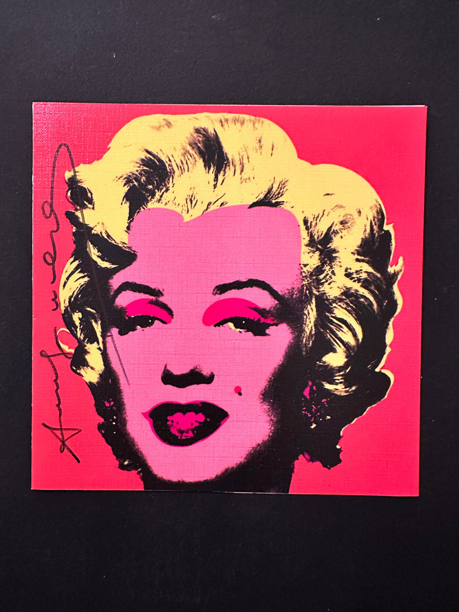 Andy Warhol (D’après): « Marilyn » - A Print Retrospective - Carton d'invitation de l’exposition A Print Retrospective à la galerie Castelli graphics. Impression sur papier texturé. Porte une signature au marqueur noi
