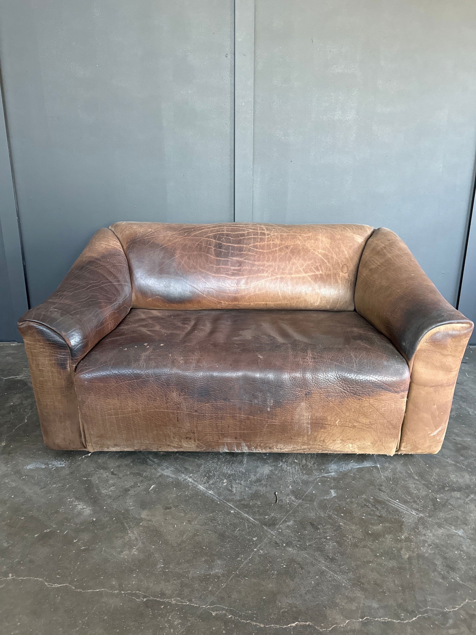 Vintage De Sede Loveseat: 53"W x 35"D x 29"H (seat height 15") This is a Vintage De Sede Loveseat measuring 53 inches wide, 35 inches deep, and 29 inches high, with a seat height of 15 inches. Made by the renowned Swiss furnit