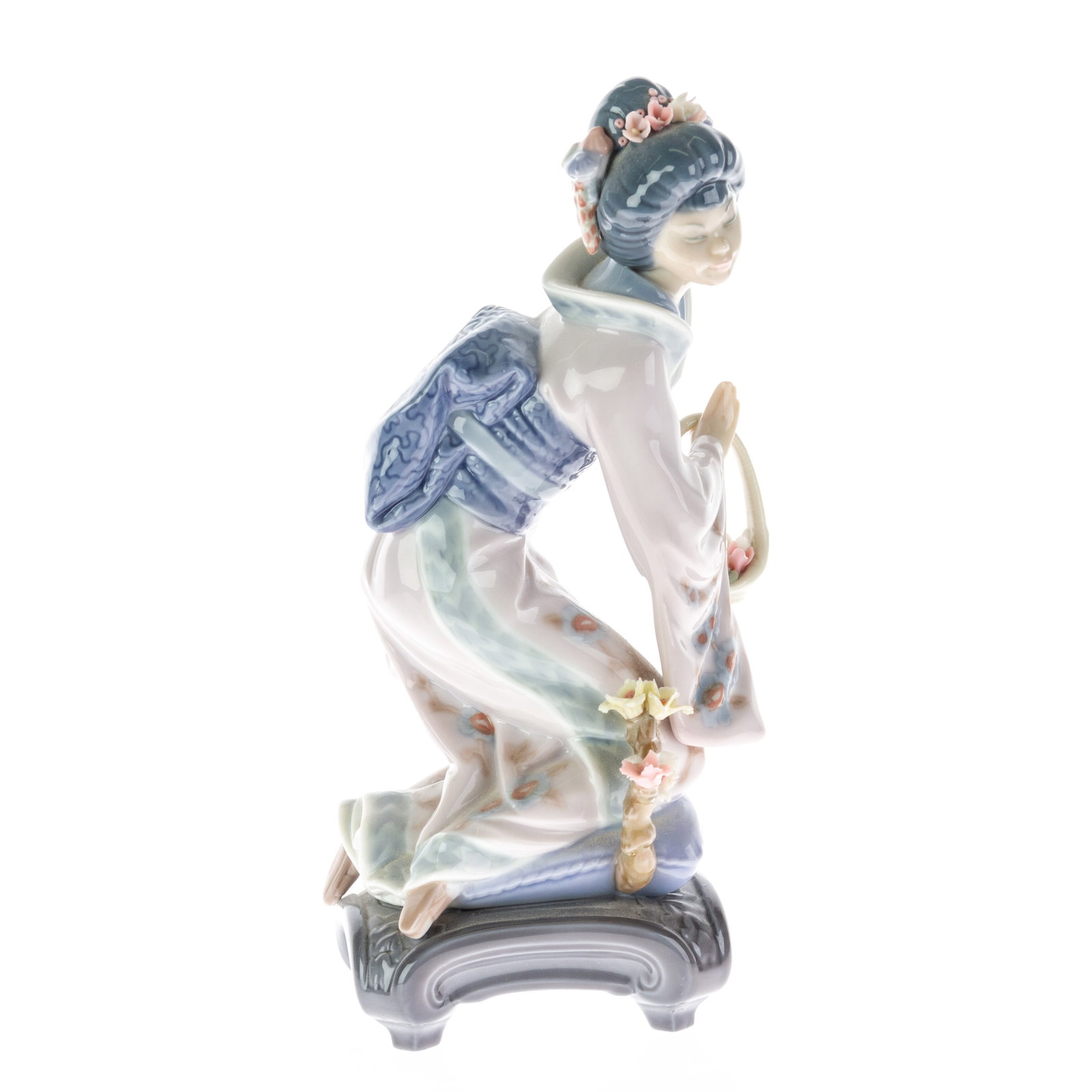 Lladro Fine Spanish Porcelain Japanese Geisha Figure "Michiko" #1447: DIMENSIONS APPROX 11x13x23CM. Potential buyers should note that condition reports are matters of opinion only, they are non-exhaustive and based solely on what can be seen to the naked eye unless othe