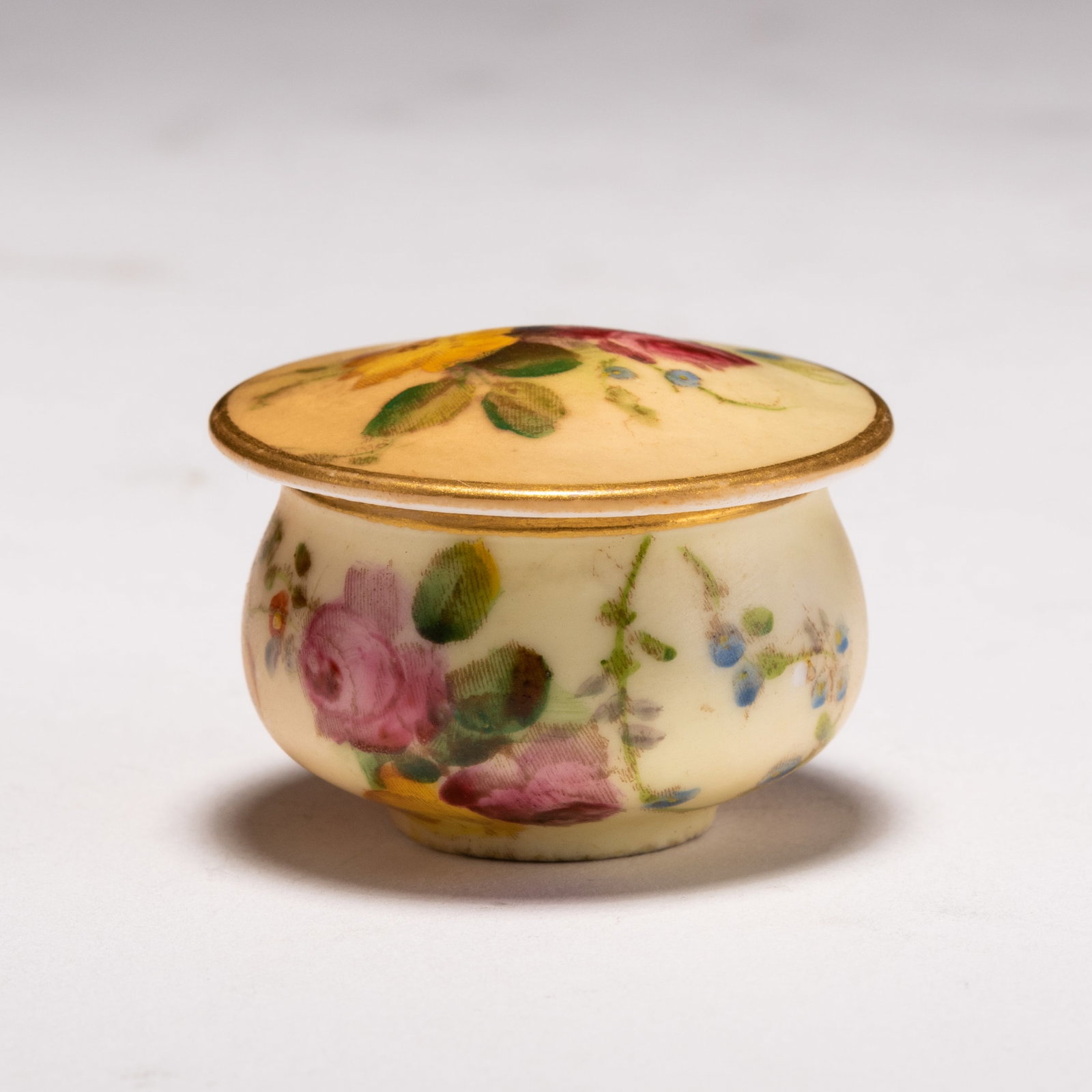 Royal Worcester Art Nouveau Porcelain Pill Box: MEASURING APPROX 3.5 X 2.8CM TALL.