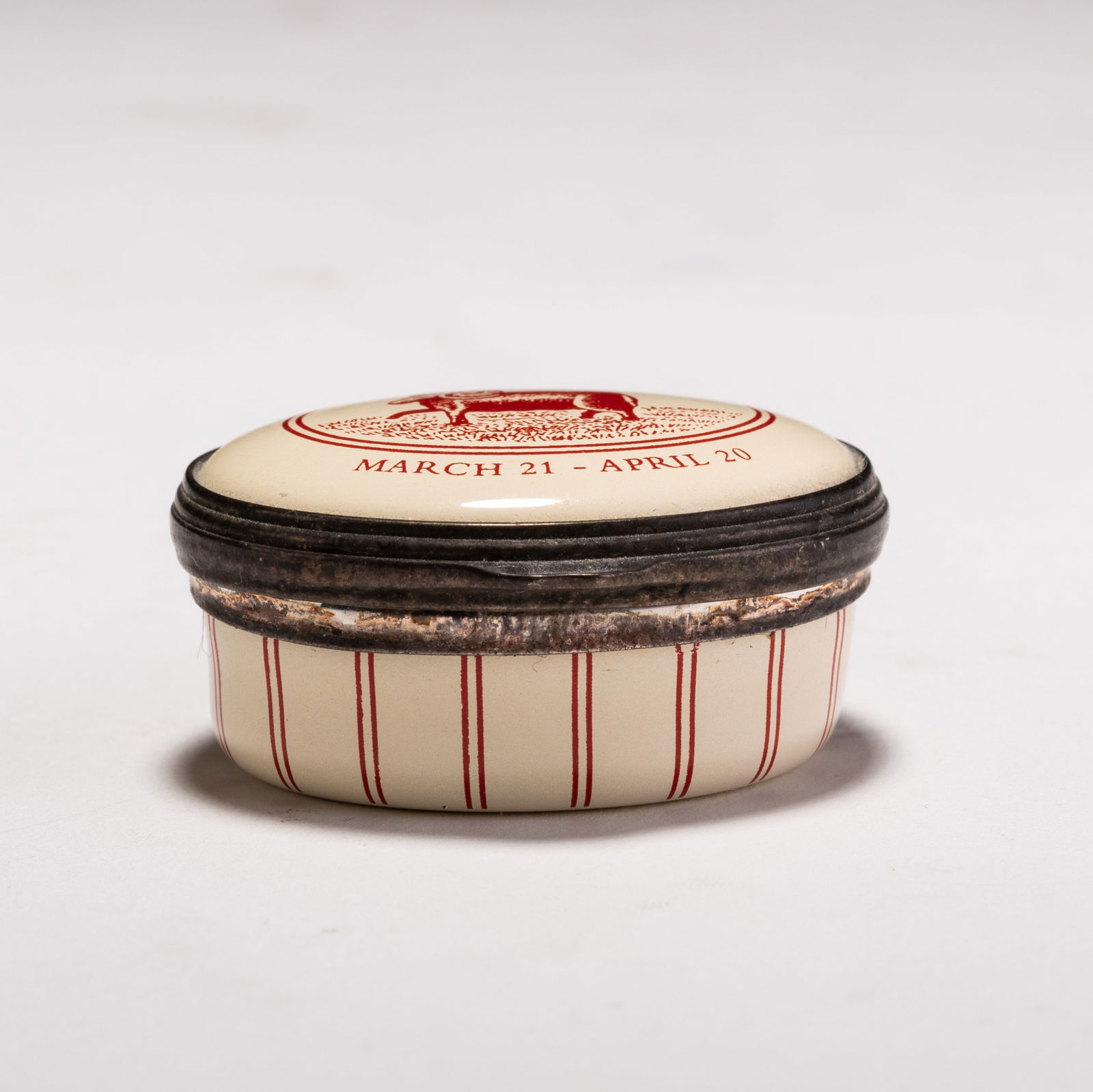 Fine Enamel Porcelain Pillbox by Halcyon Days: MEASURING APPROX 4 X 3.5CM.