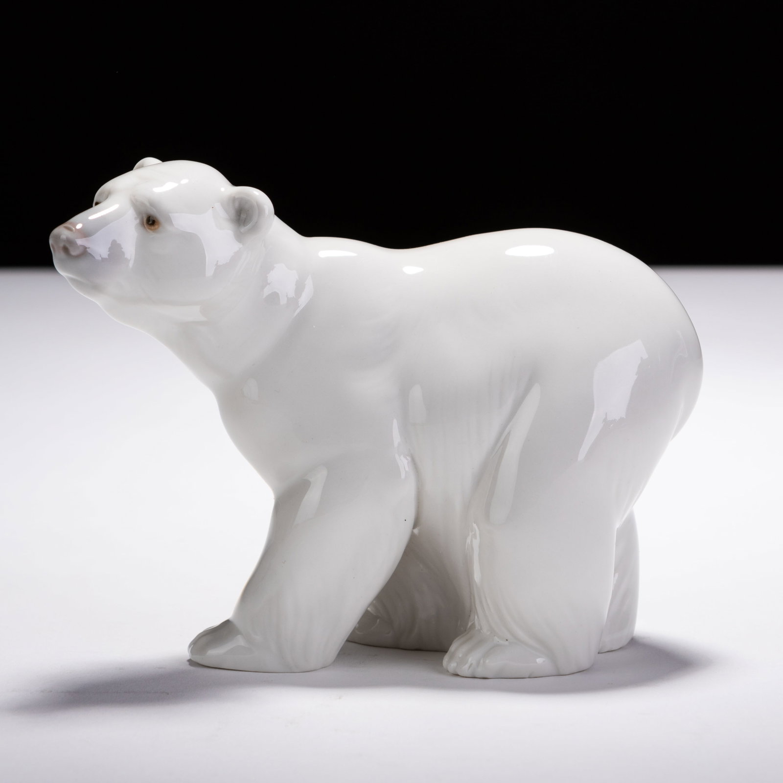 Lladro Fine Porcelain Polar Bear Figure: MEASURING APPROX 12.5 X 10CM HIGH.