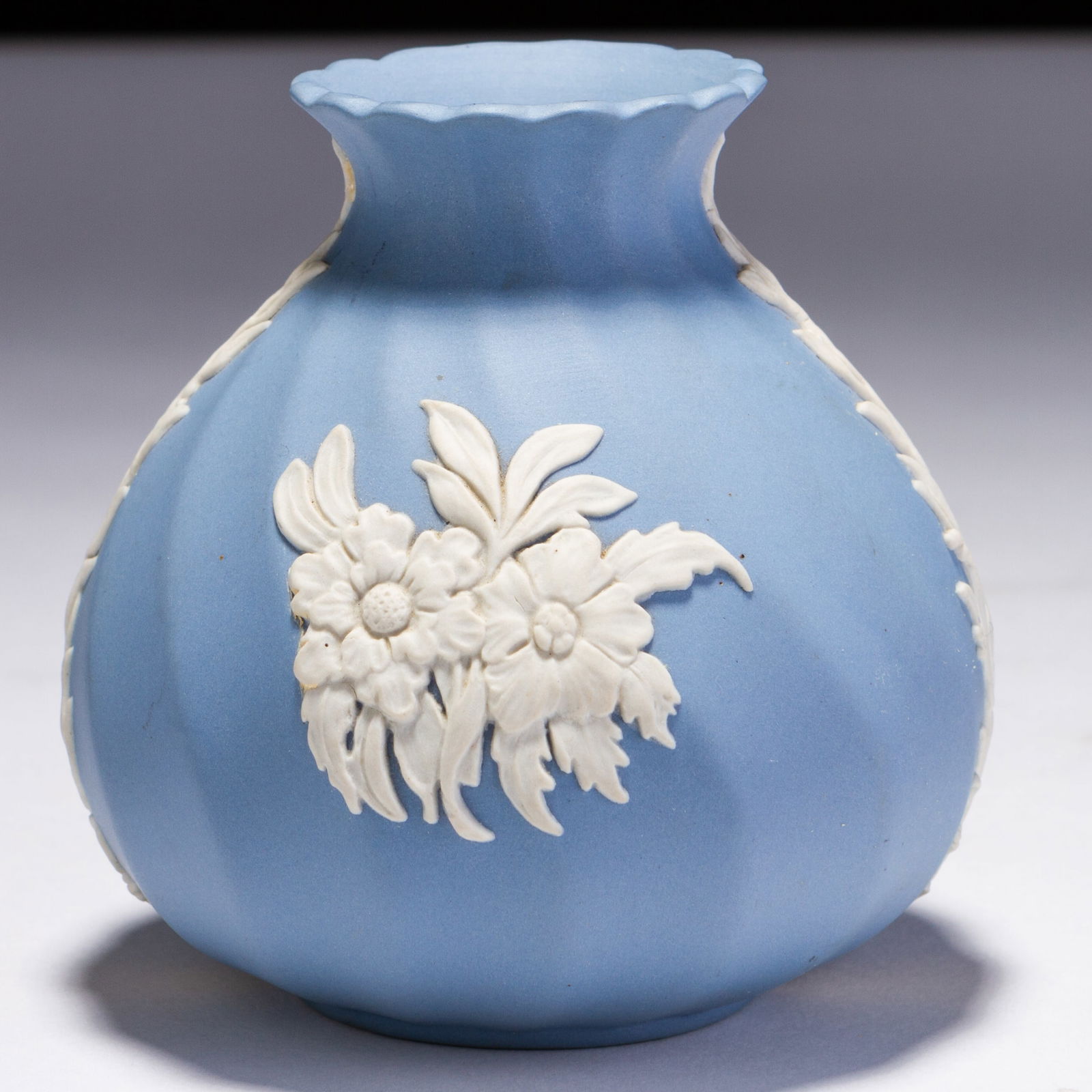 Wedgwood Jasperware Neoclassical Vase: MEASURING APPROX 9 X 9CM HIGH.