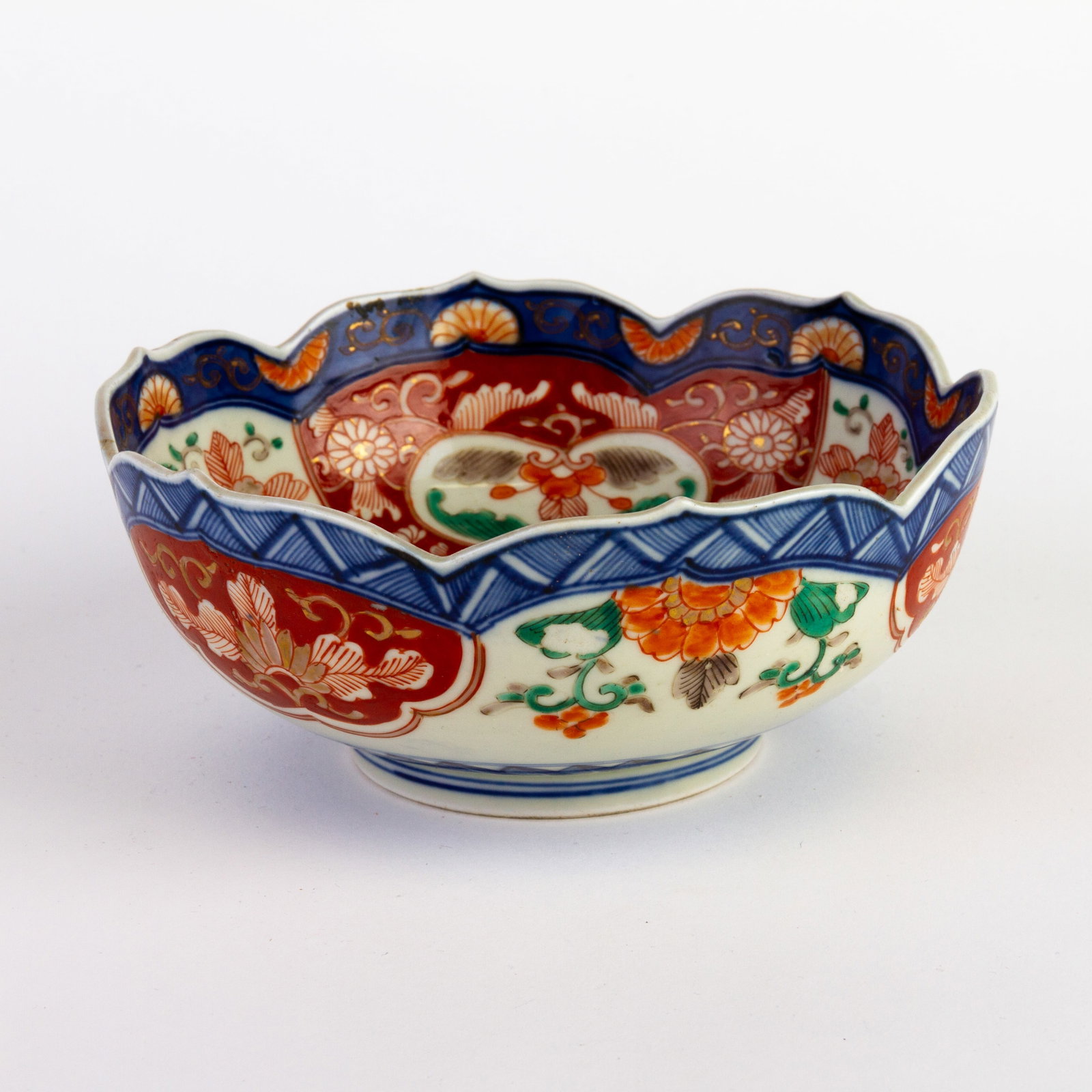 Japanese Imari Porcelain Bowl 19th Century Meiji: DIMENSIONS APPROX 19x19x8CM.