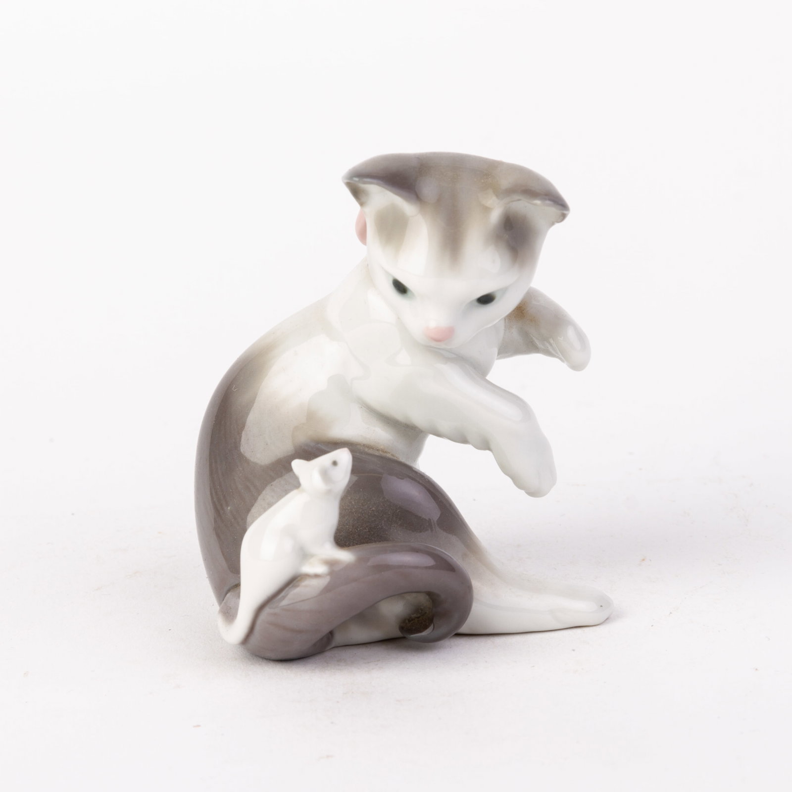 Lladro Fine Porcelain Cat and Mouse Figure: DIMENSIONS APPROX 8x6.5x6CM.