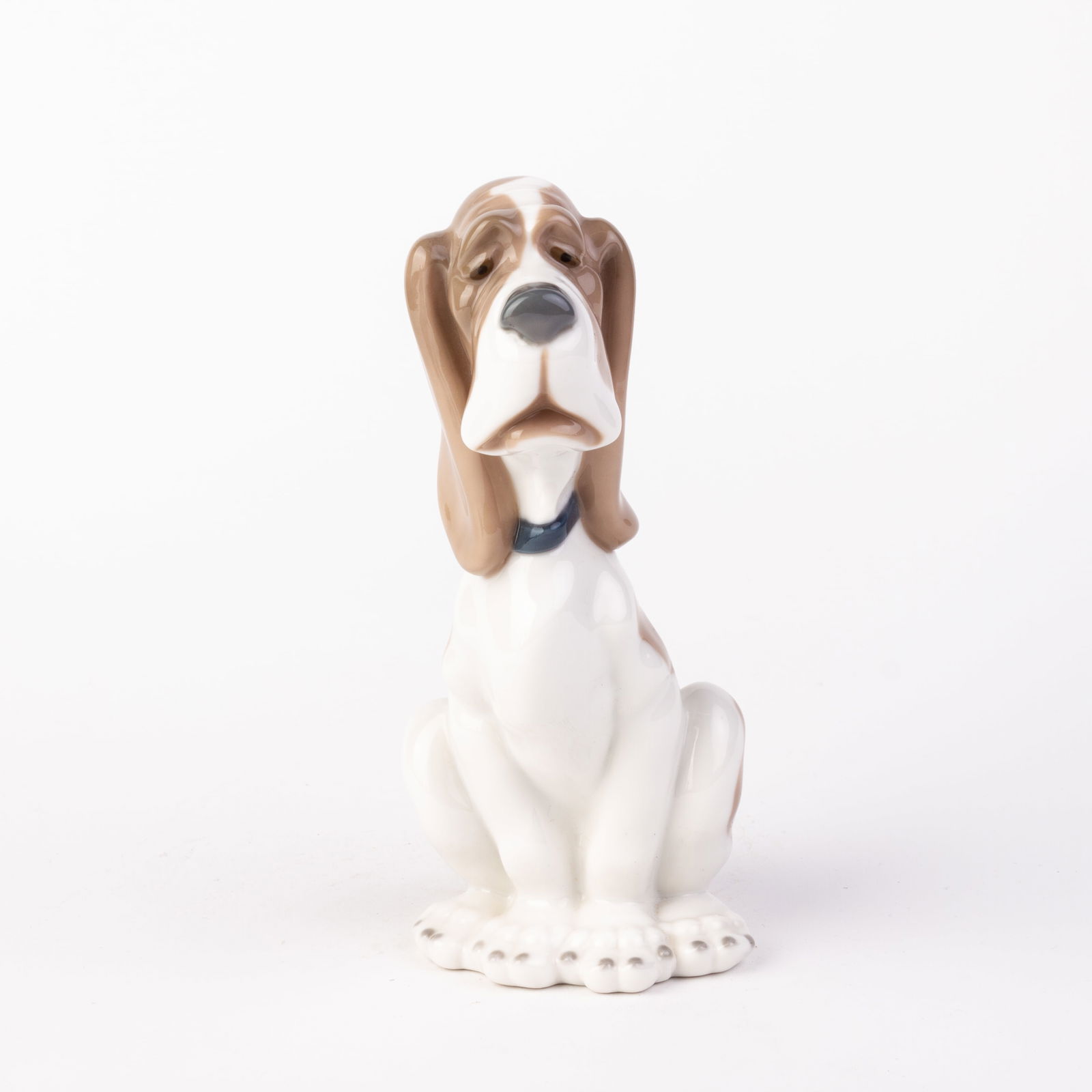 Nao Lladro Fine Porcelain Seated Bloodhound Dog Figure (1 of 5)