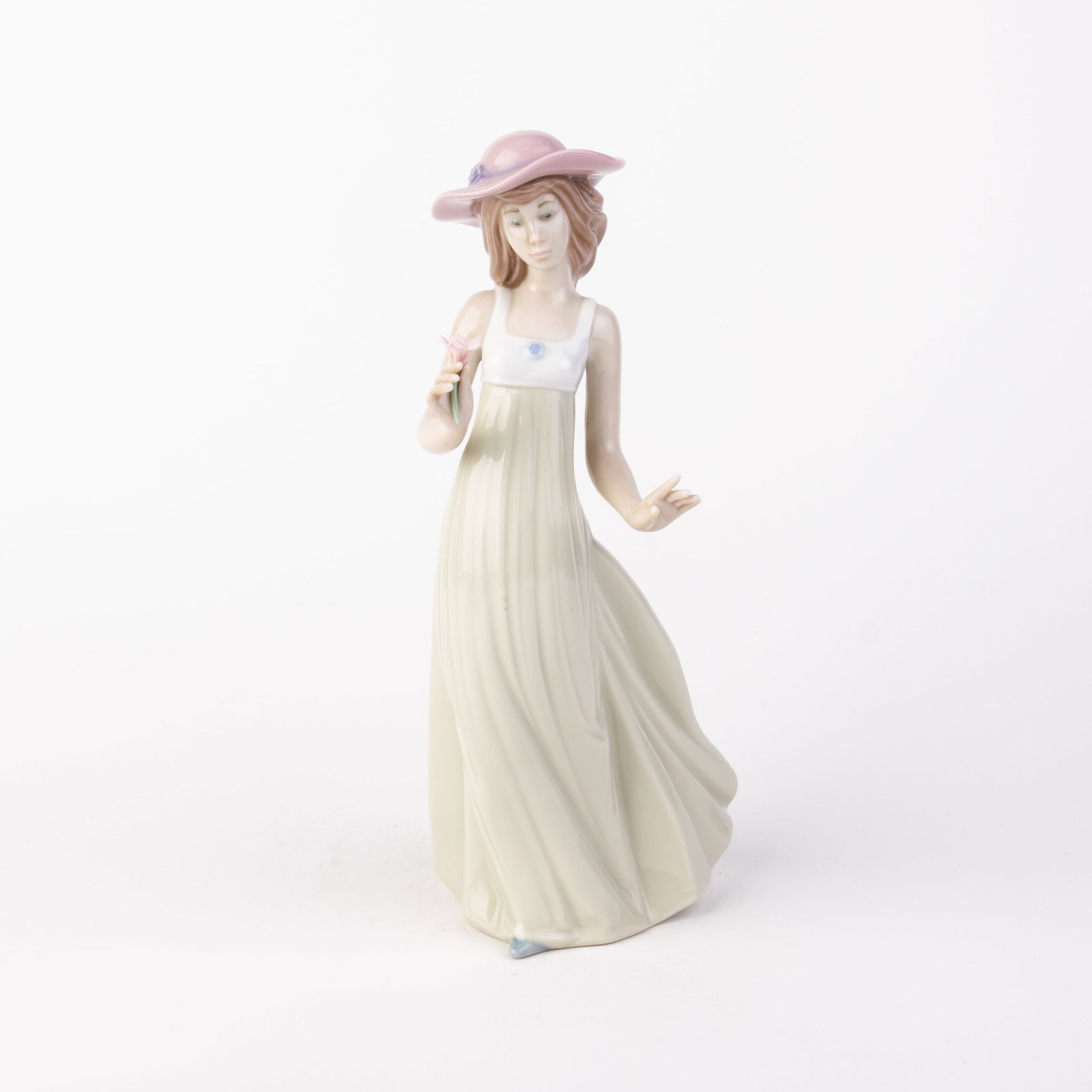 Nao Lladro Fine Porcelain Summer Flower Girl Figure: DIMENSIONS APPROX 24.5x11x9CM.