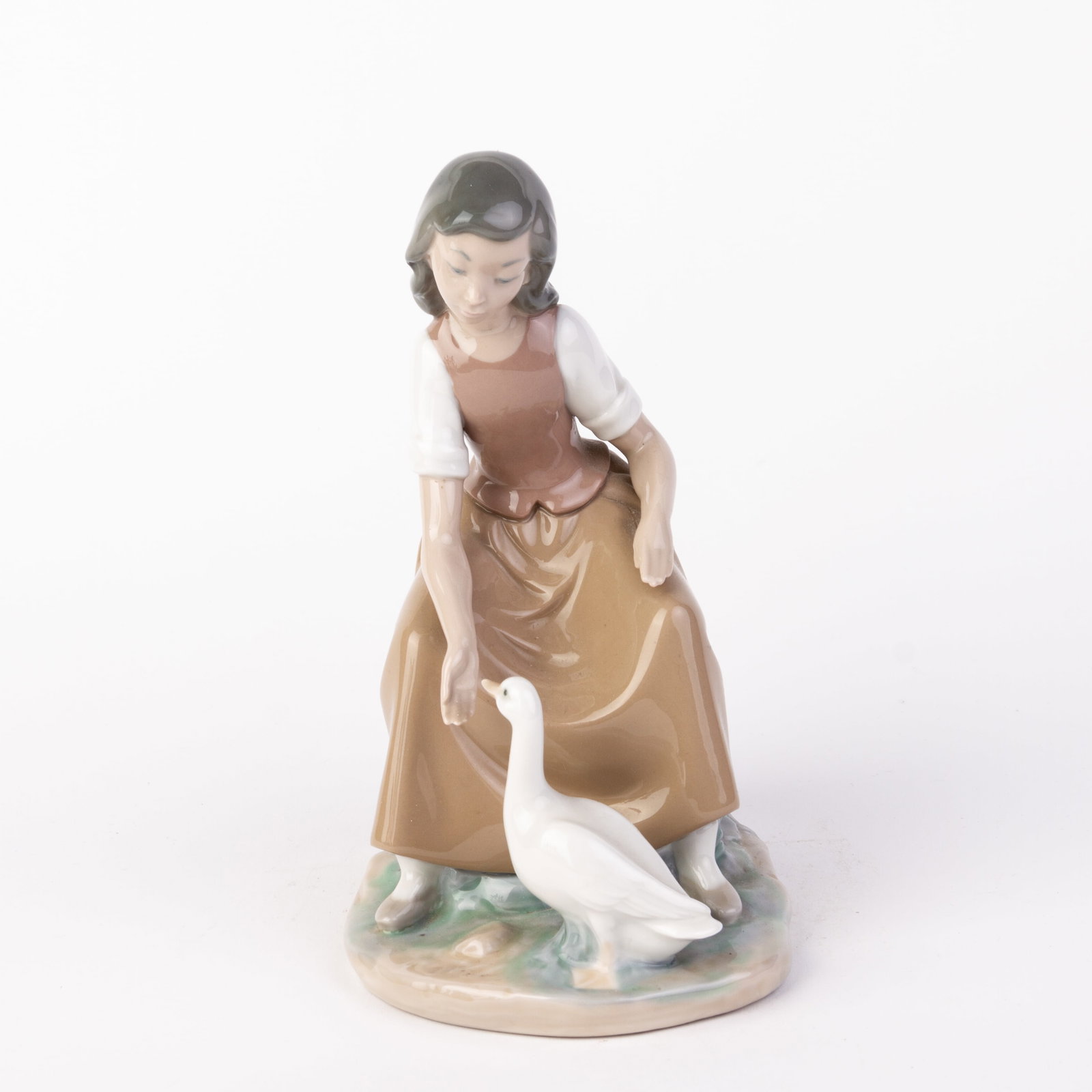 Nao Lladro Fine Porcelain Girl Feeding Ducks Figure: DIMENSIONS APPROX 20x17x12CM.