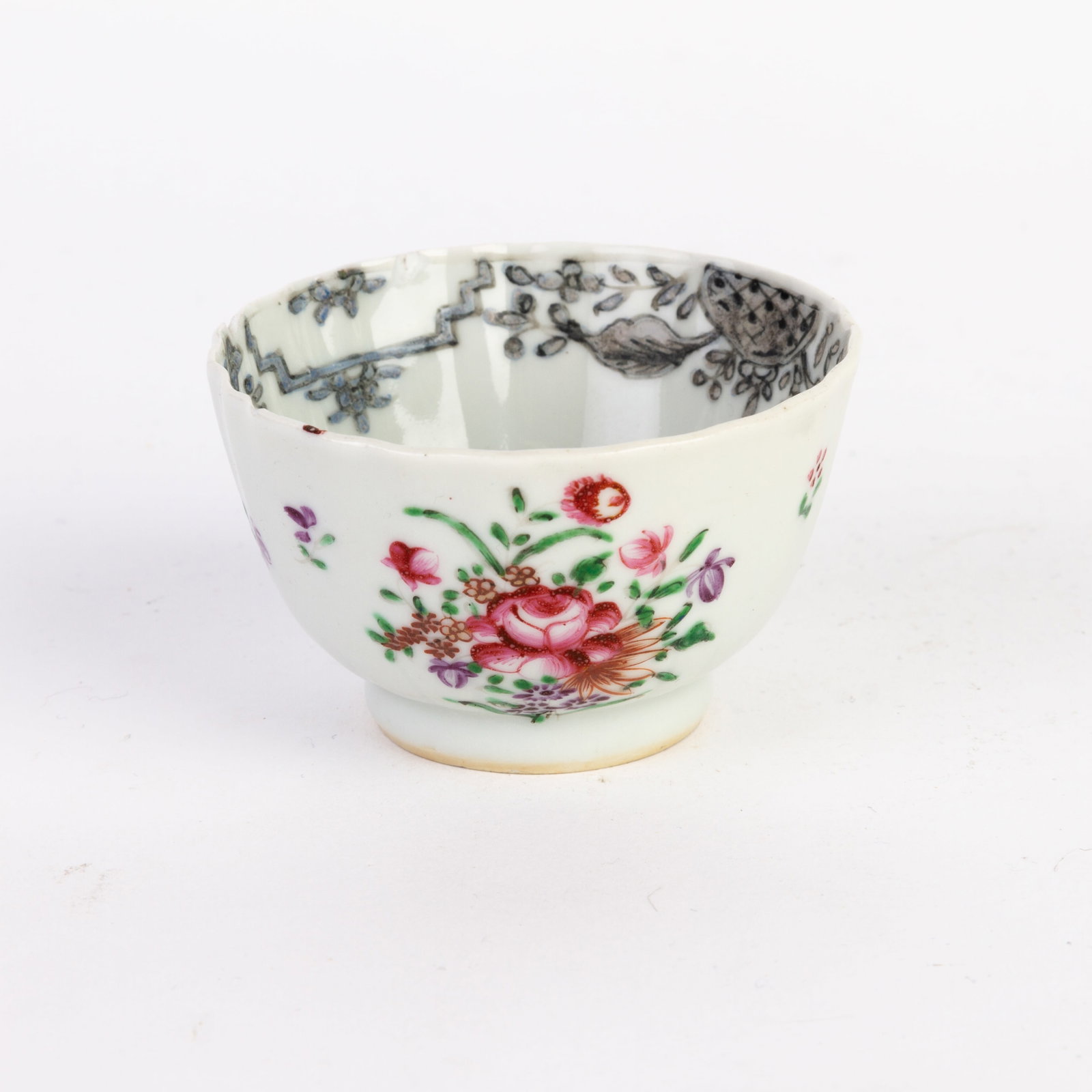 George III 18th Century Porcelain Tea Bowl: DIMENSIONS APPROX 7.5x7.5x4.5CM.