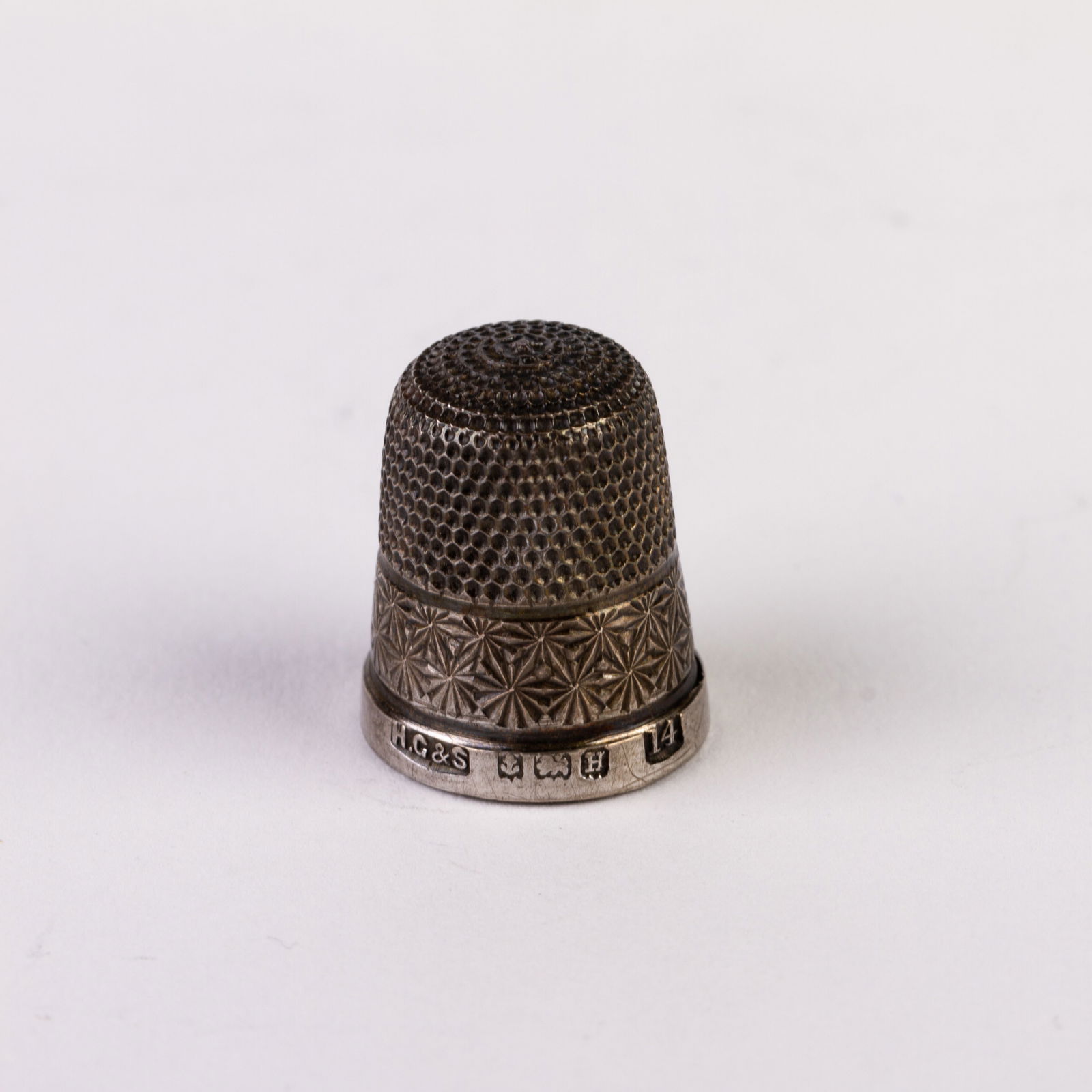 Antique Hallmarked Silver Sewing Thimble: DIMENSIONS APPROX 1.5x1.5x2CM.