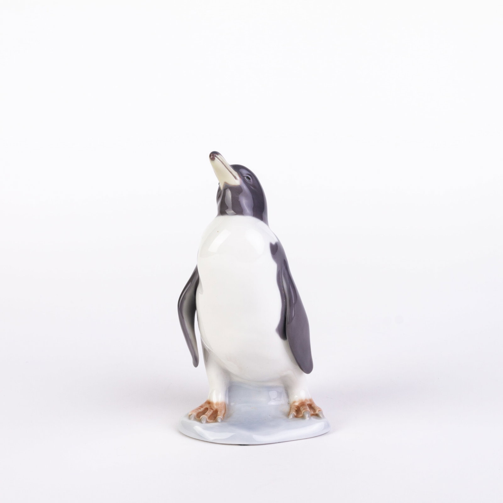 Lladro Fine Porcelain Sculpture "Penguin" 5247: DIMENSIONS APPROX 15x7x7CM.