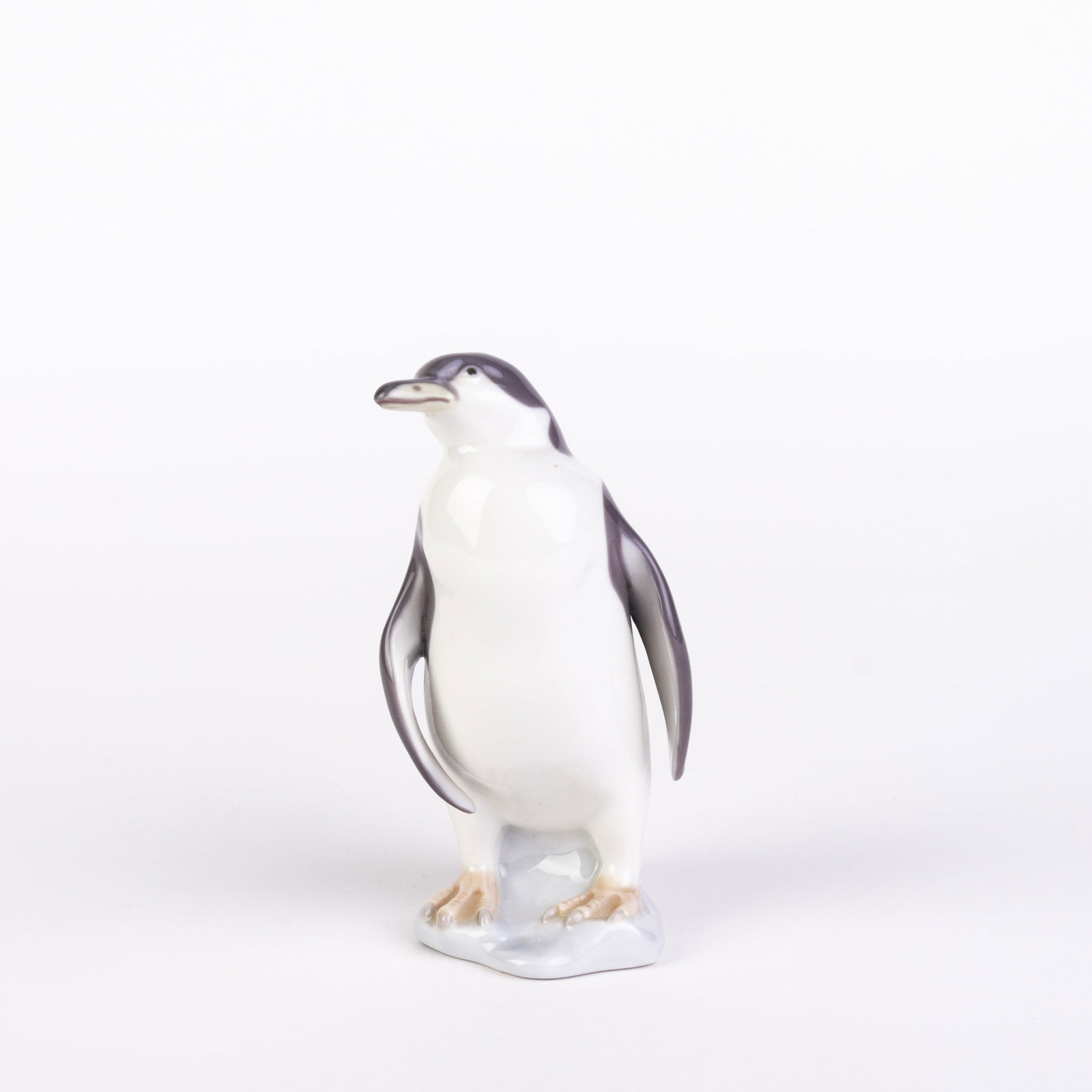 Lladro Fine Porcelain Sculpture "Penguin" 5249: DIMENSIONS APPROX 13.5x5.5x7CM