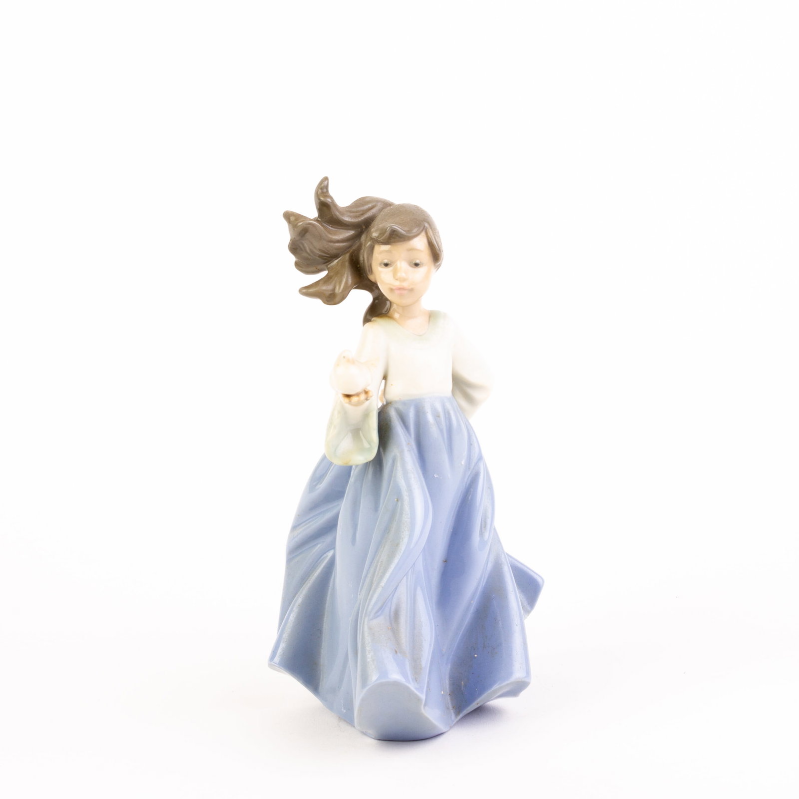 Nao Lladro Fine Porcelain Sculpture Girl with Bird: DIMENSIONS APPROX 19x11x10CM.